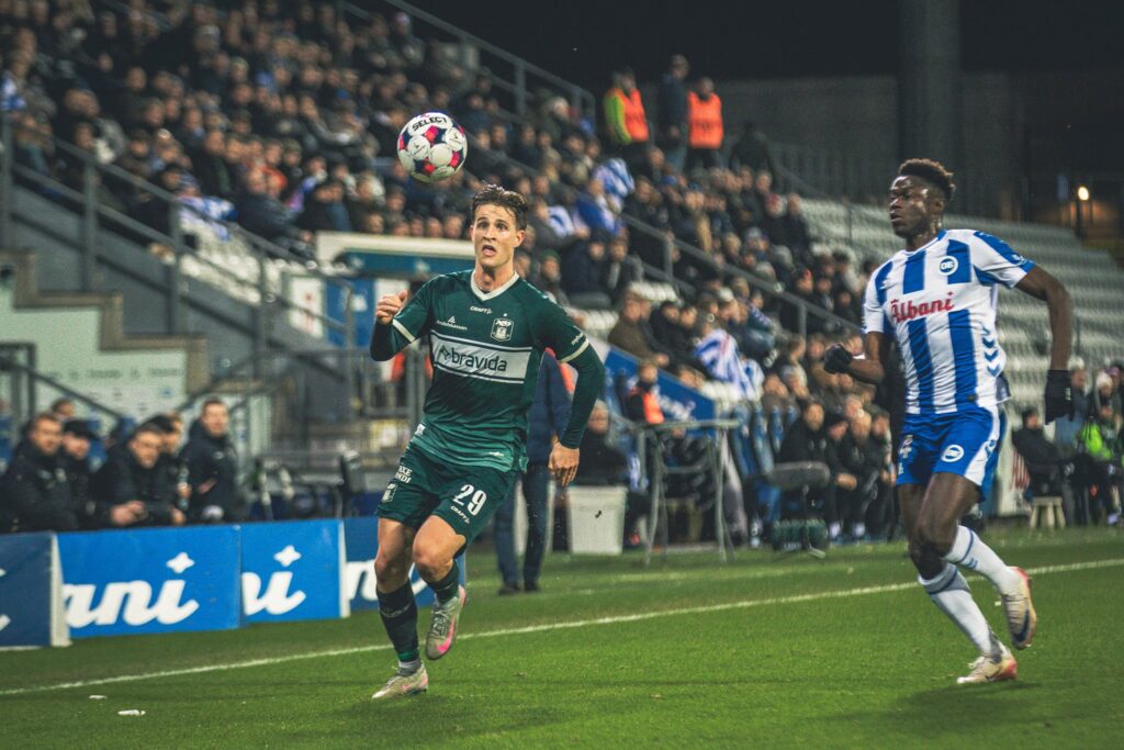 Rasmus Carstensen i løbeduel mod OB.