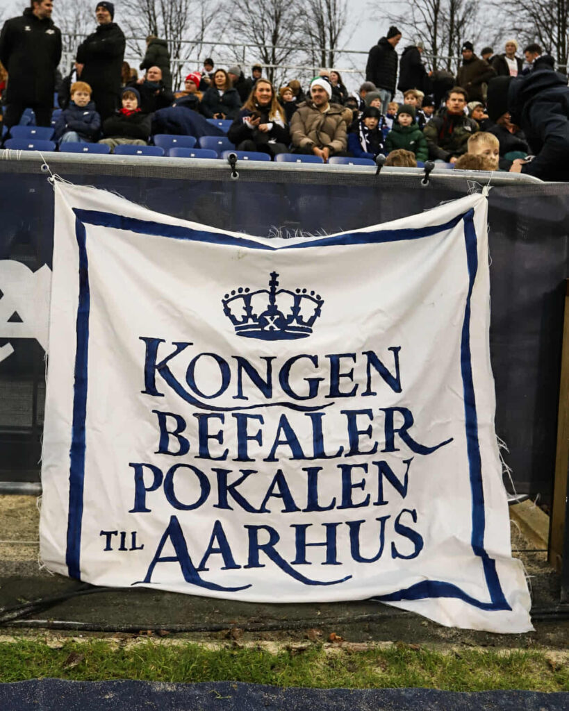 AGF Tifo med pokaltekst.