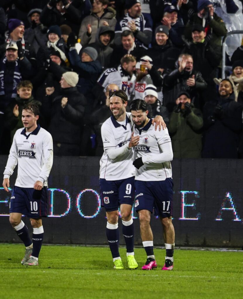 Kevin Yakob tiljubles af Patrick Mortensen mod Viborg.