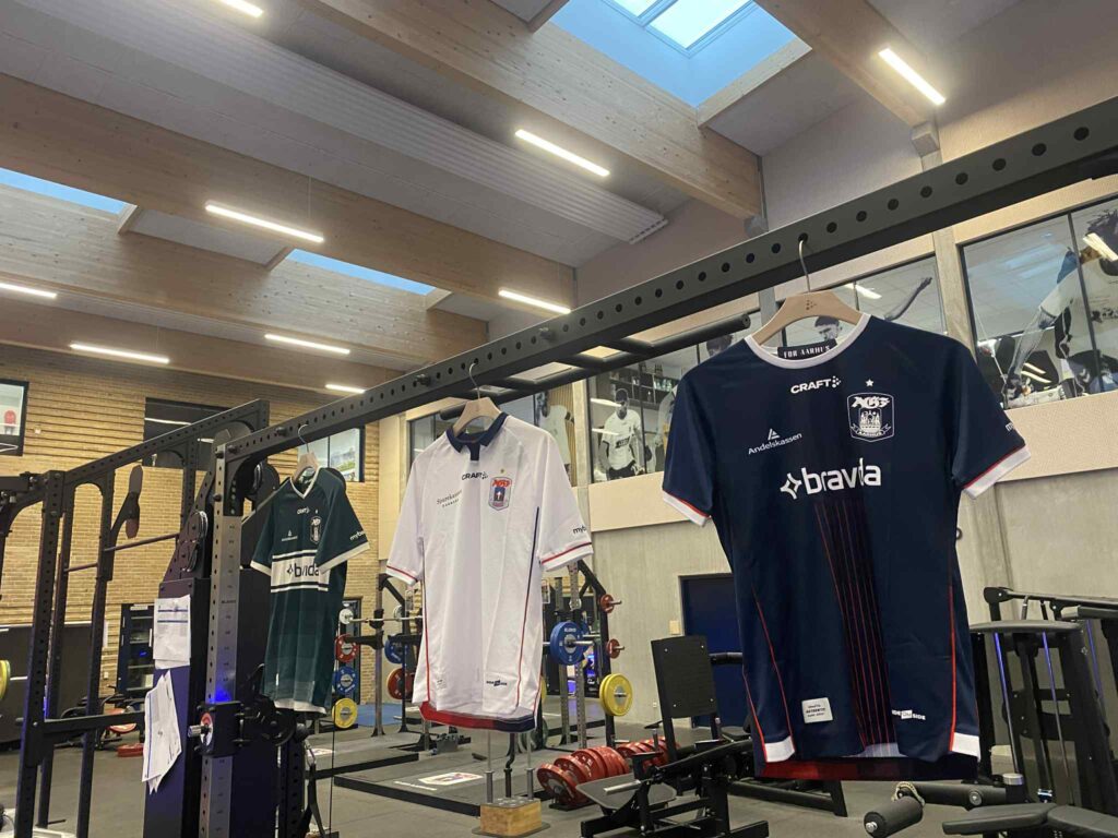 AGF's akademi med trøjer.