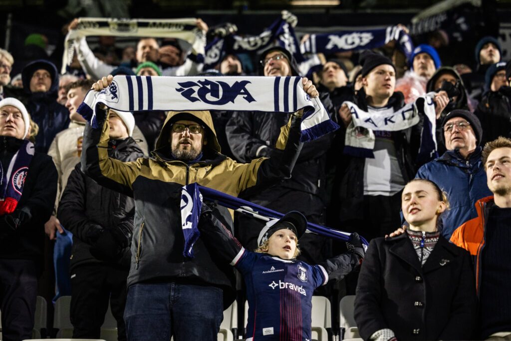 AGF-fans på lægterne i Vejlby.