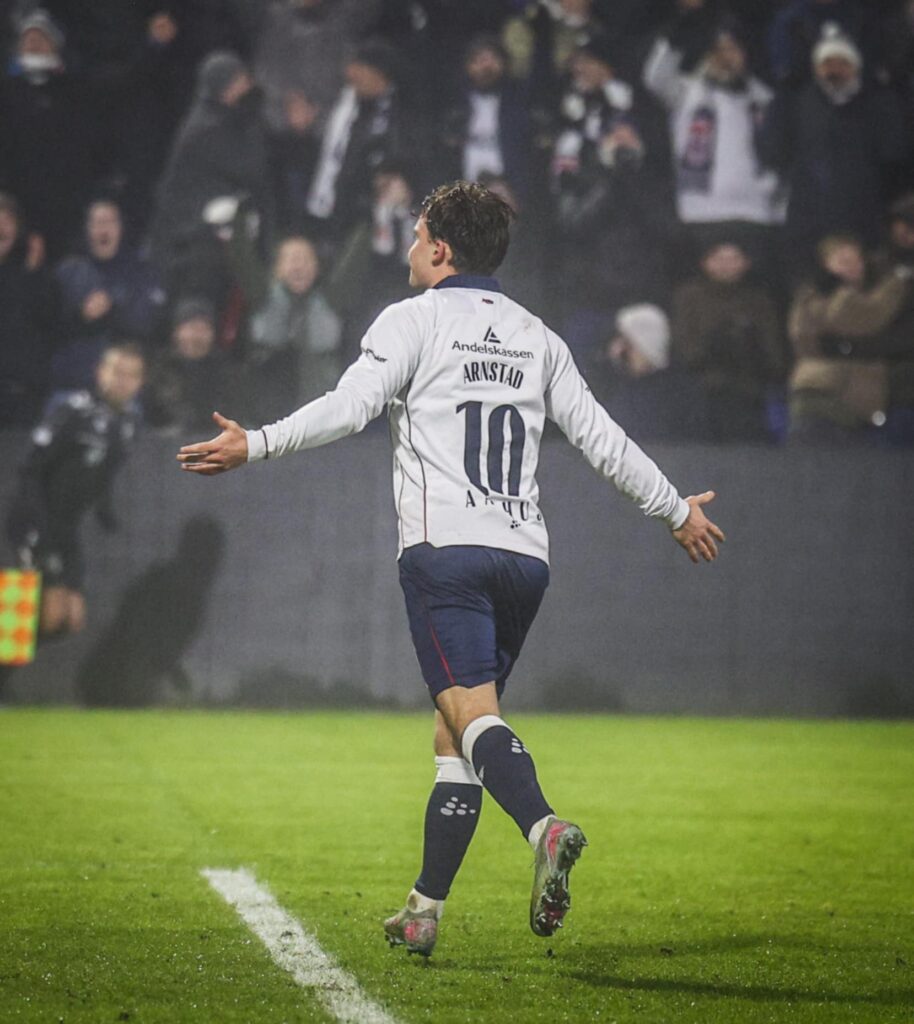 Kristian Arnstad jubler efter mål på Ceres Park Vejlby.