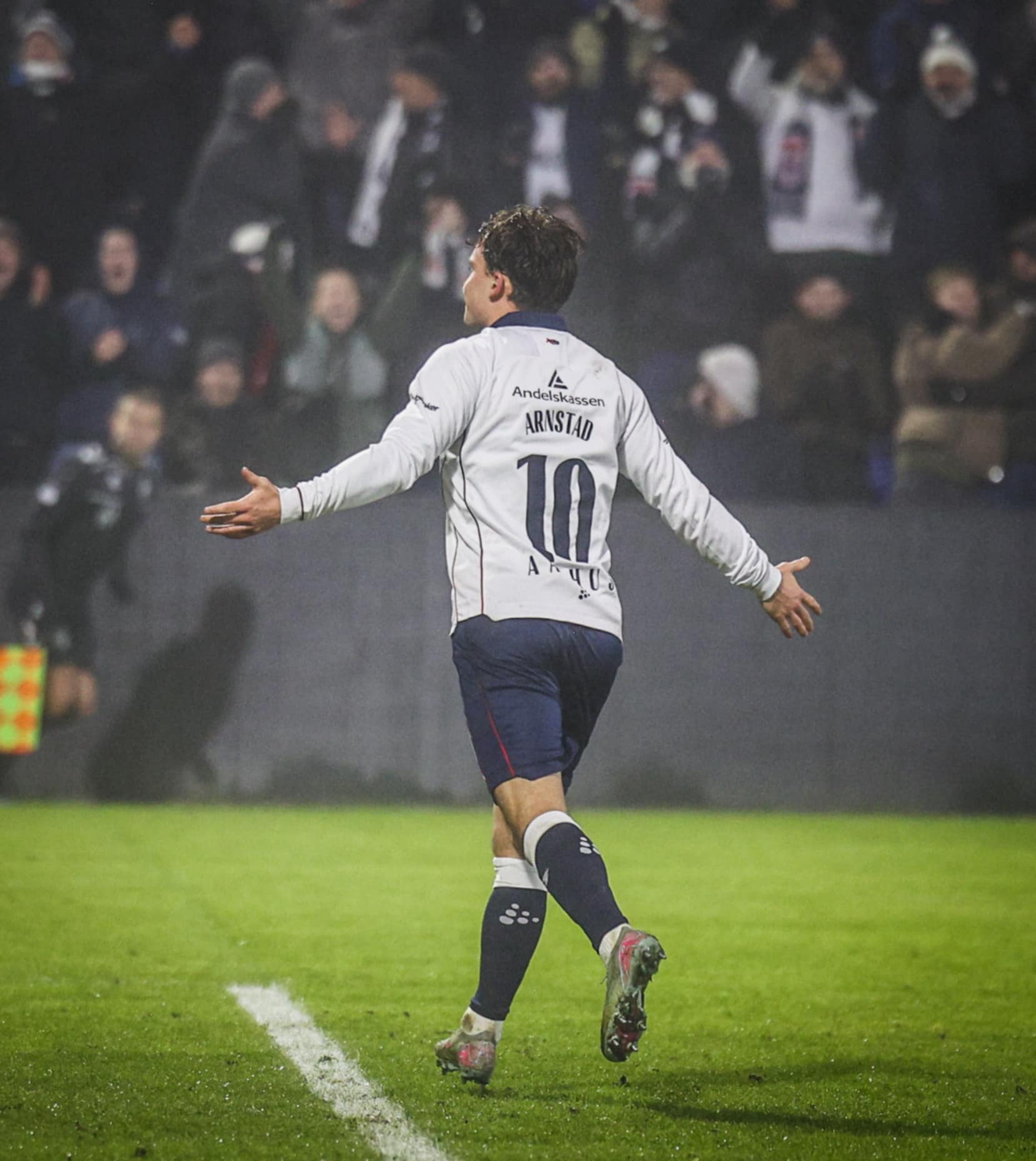 Kristian Arnstad jubler efter mål på Ceres Park Vejlby.