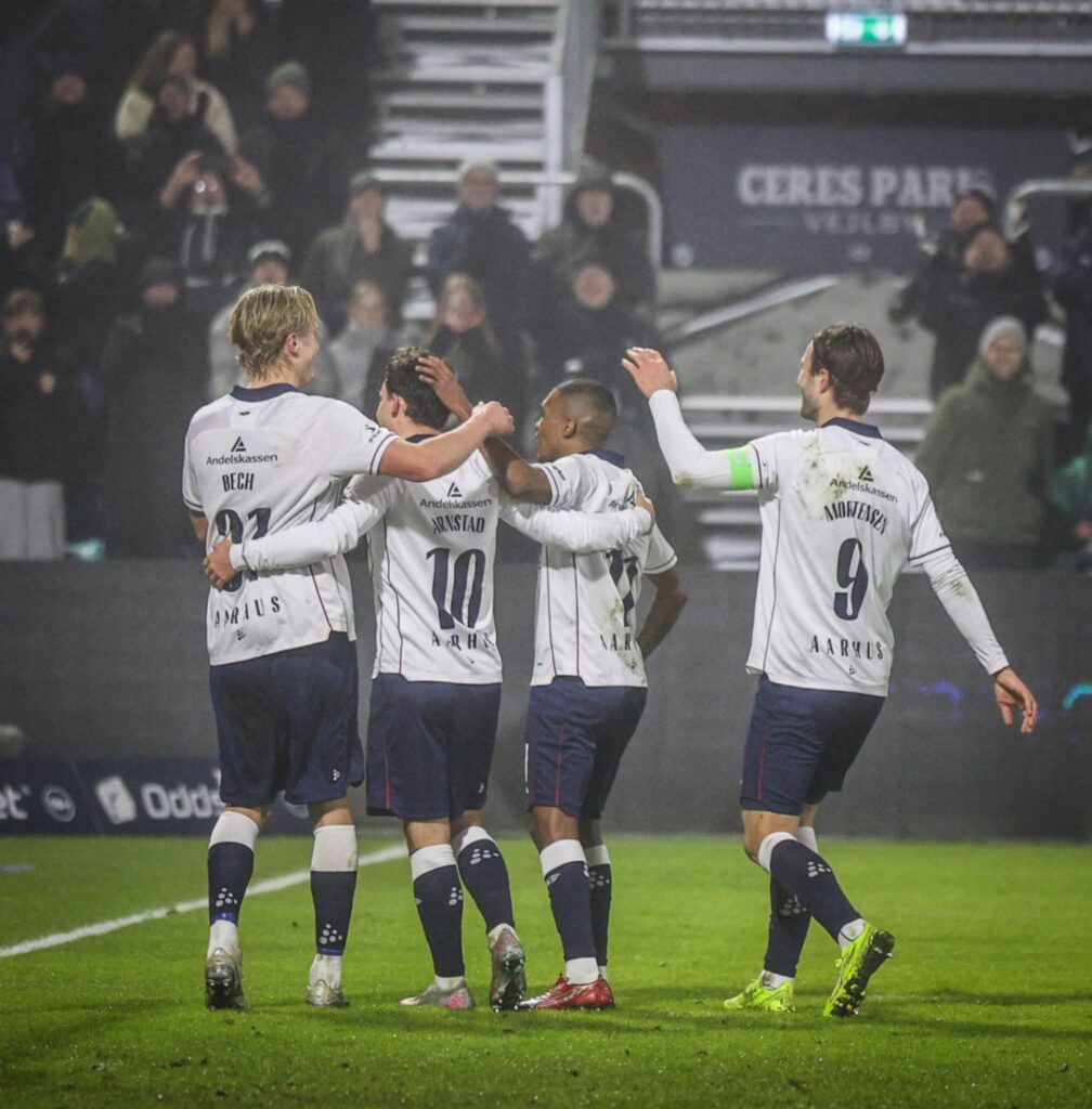 Bech, Arnstad, Links og Mortensen jubler efter et mål mod Viborg FF.