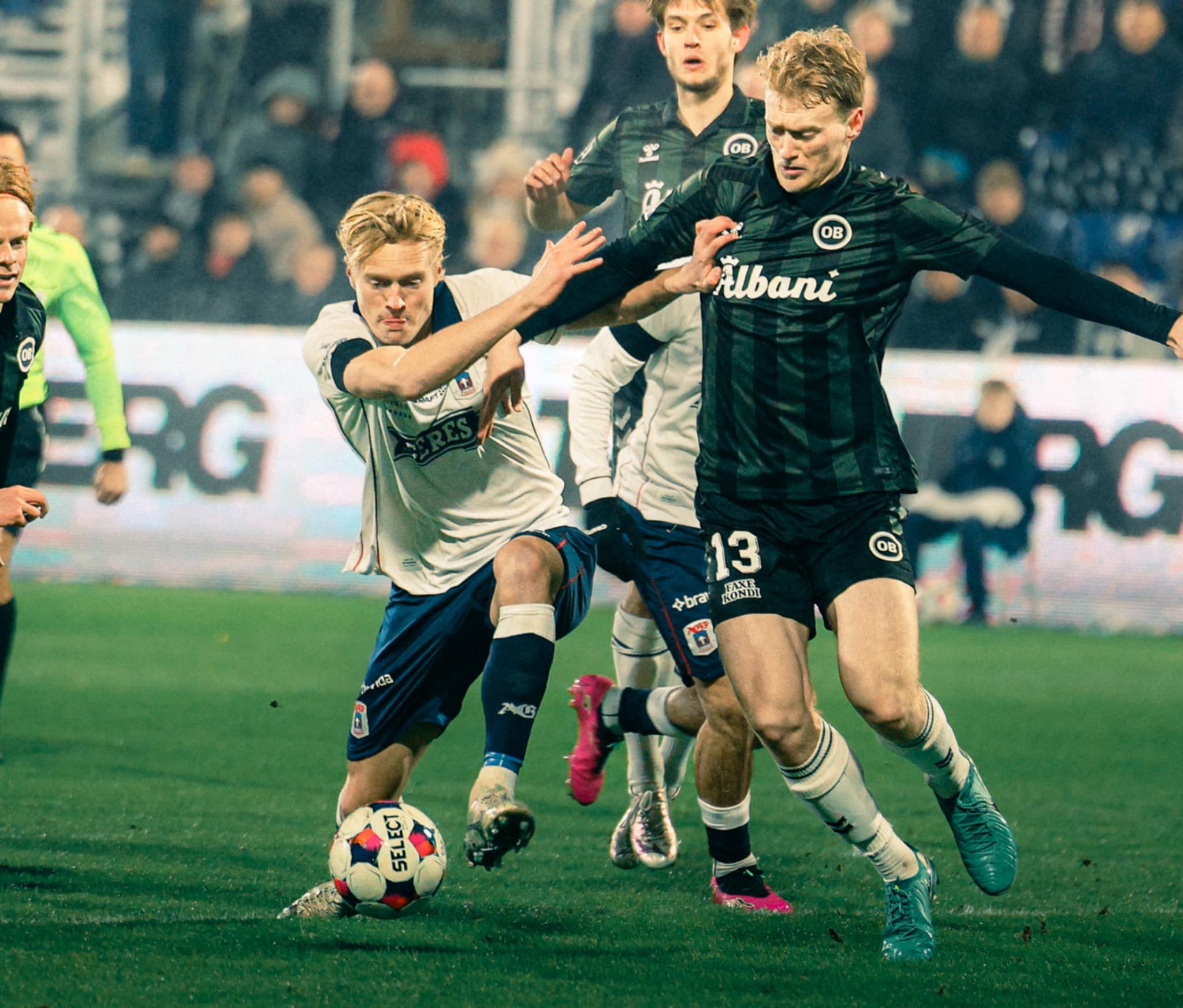 Tobias Bech i nærkamp med OB-spiller.