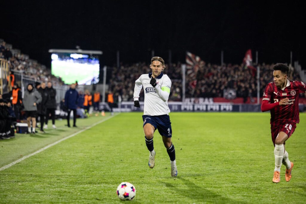 Felix Beijmo i løbeduel imod FC Midtjylland.