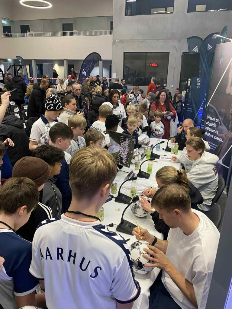 AGF-spillere skriver autografer på Fredensvang til Børnepressemøde.