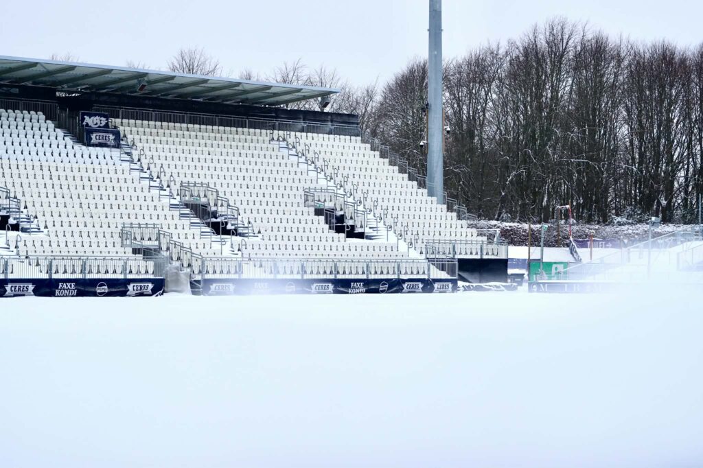 Ceres Park Vejlbys tribuner dækket af sne i februar 2026.