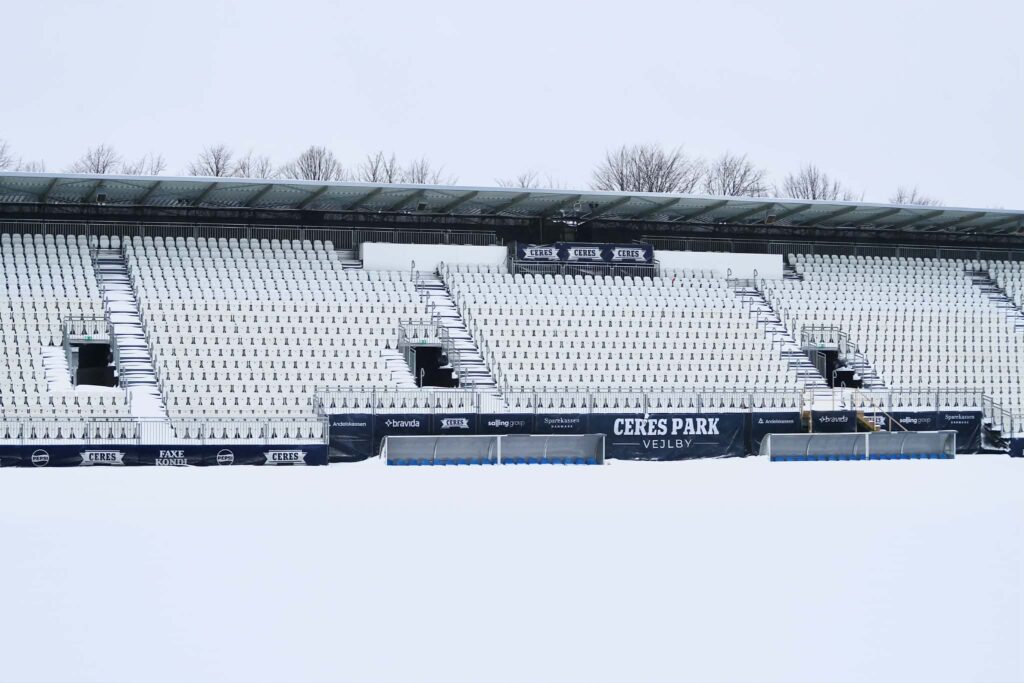 Ceres Park Vejlbys hovedtribune dækket af sne i februar 2026.