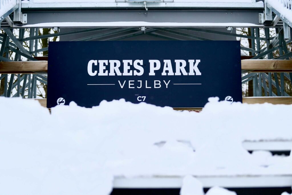 Ceres Park Vejlbys skilt dækket af sne i februar 2026.