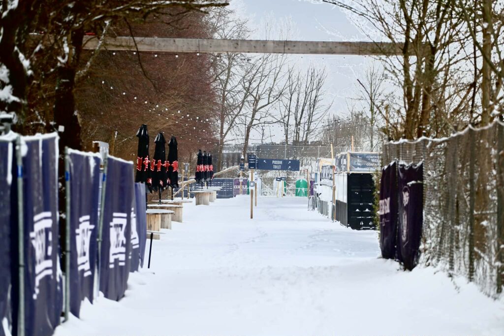 Ceres Park Vejlbys fanzone dækket af sne i februar 2026.