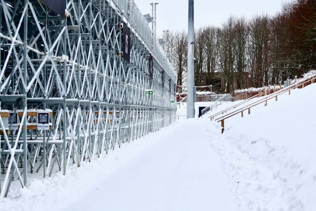 Ceres Park Vejlbys stilladser dækket af sne i februar 2026.