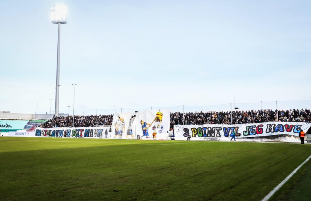 Fans i Fredericia på Monjasa Park med fastelavnstifo.