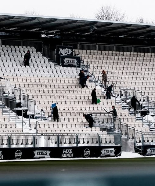 AGF-fans skovler sne på Ceres Park Vejlby.