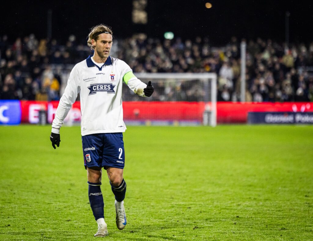Felix Beijmo med anførerbindet på armen imod FC Midtjylland.