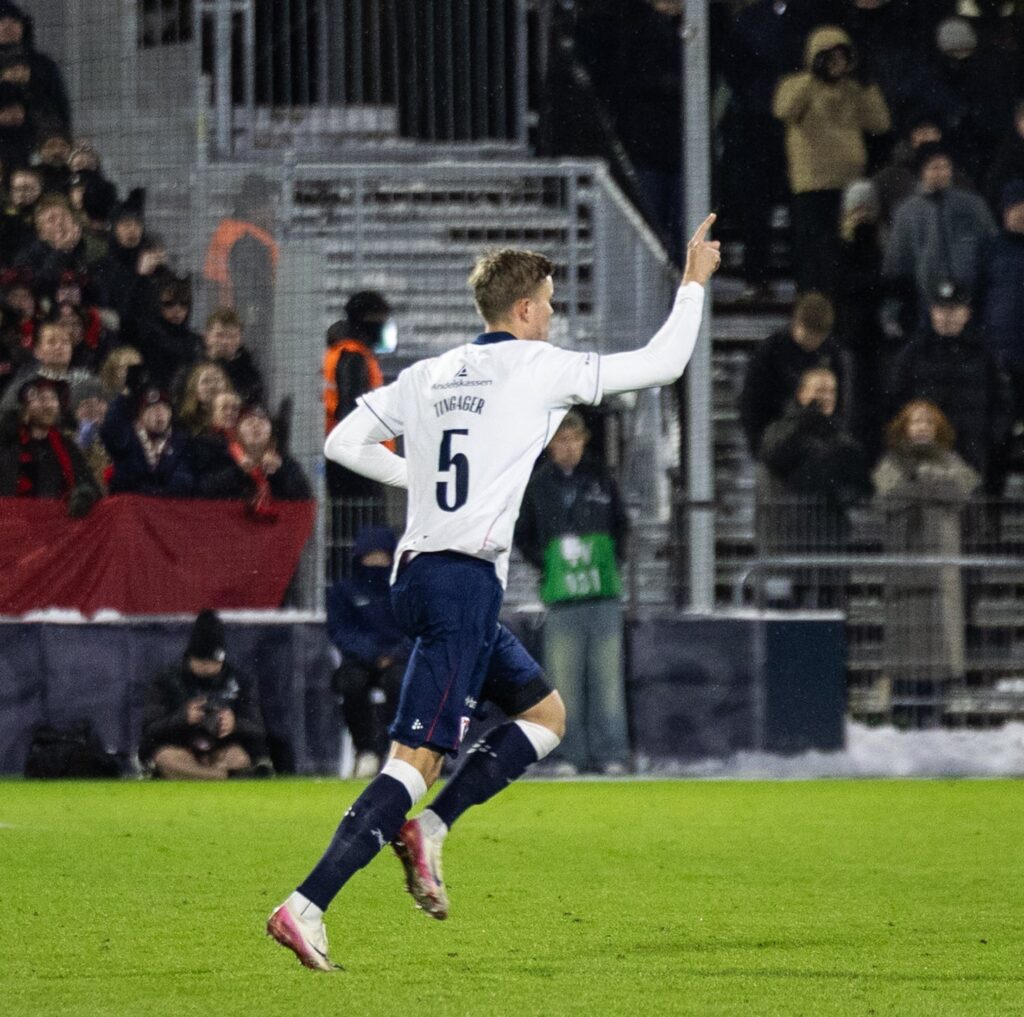Frederik Tingager skiftes ind imod FC Midtjylland.