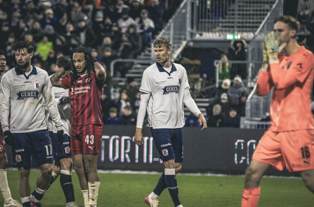 Frederik Tingager spiller kamp imod FC Midtjylland.