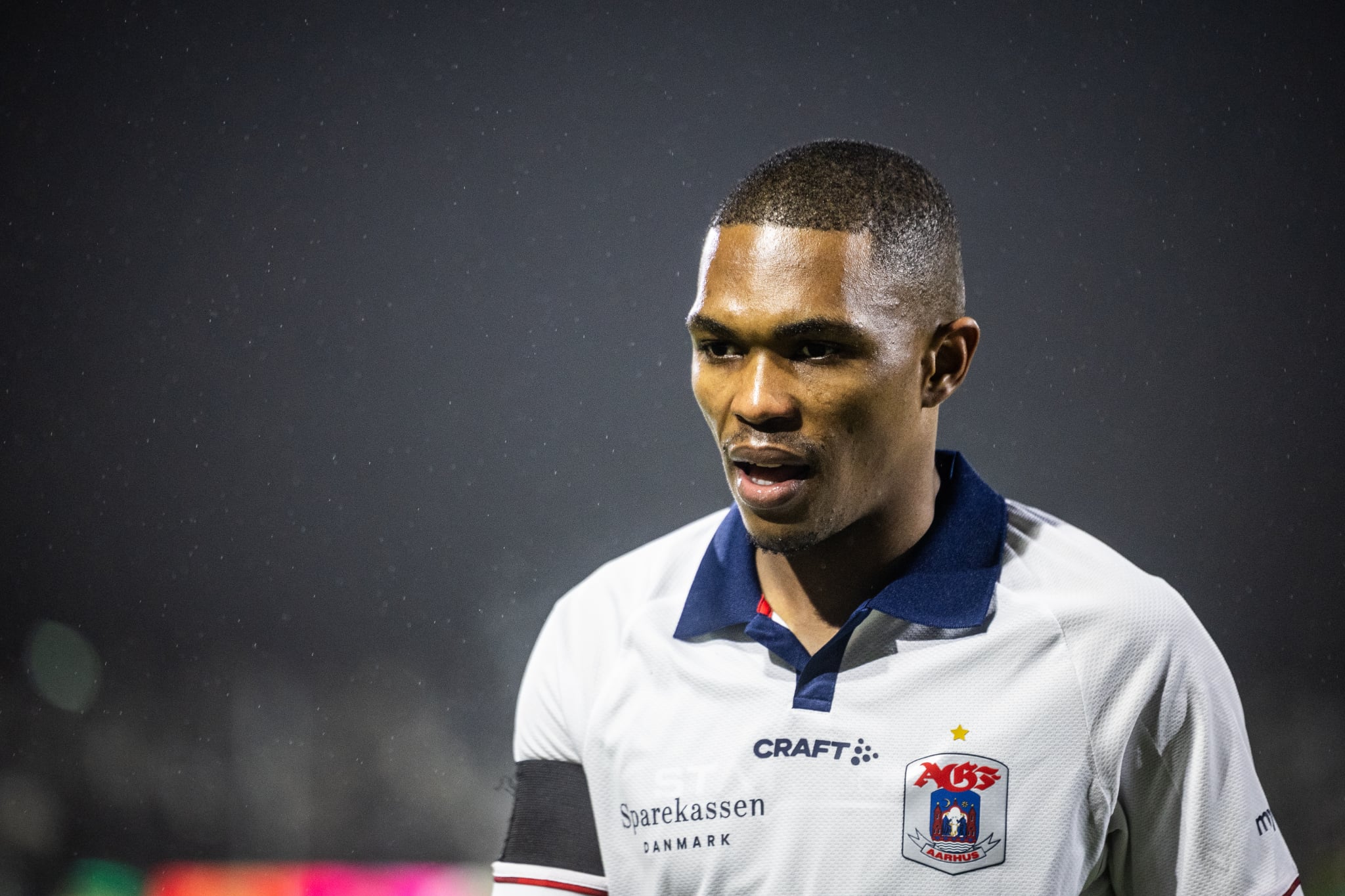 Gift Links spiller aftenkamp.