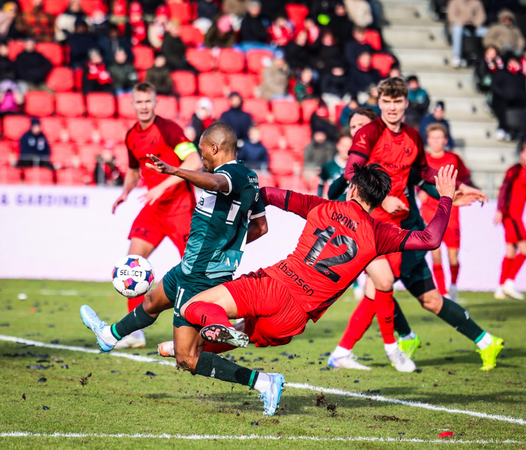 Gift Links nedlægges af Sven Crone.