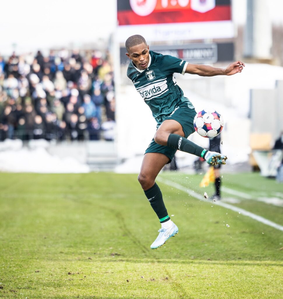 Gift Links tæmmer bolden imod Fredericia.