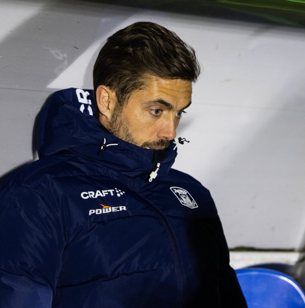 Jakob Poulsen kigger ned.