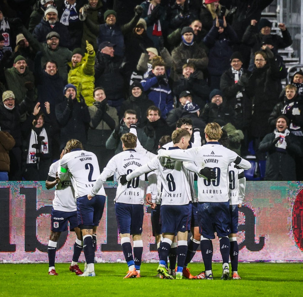 Janni Serra jubler sammen med resten af AGF-holdet efter en sen 2-1 scoring mod OB d. 9. februar 2026