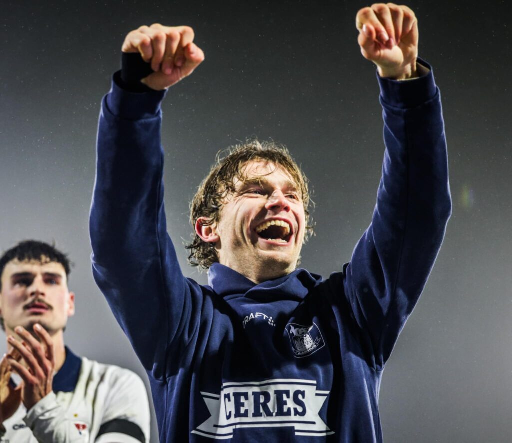 Magnus Knudsen med armene over hovedet.