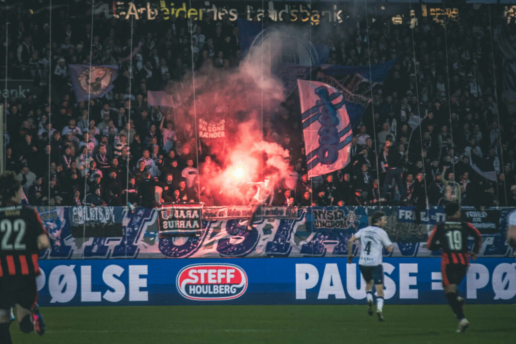 AGF-fans på MCH Arena med pyro.