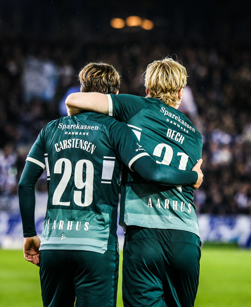 Rasmus Carstensen og Tobias Bech jubler efter mål på Vejle Stadion.