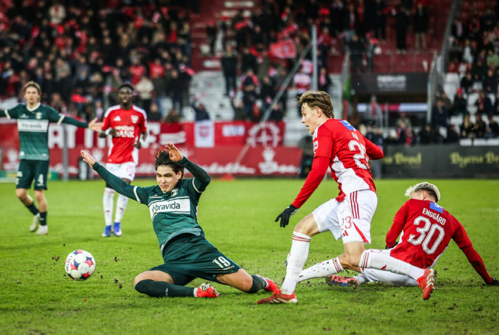 Eric Kahl i tackling mod Vejle.