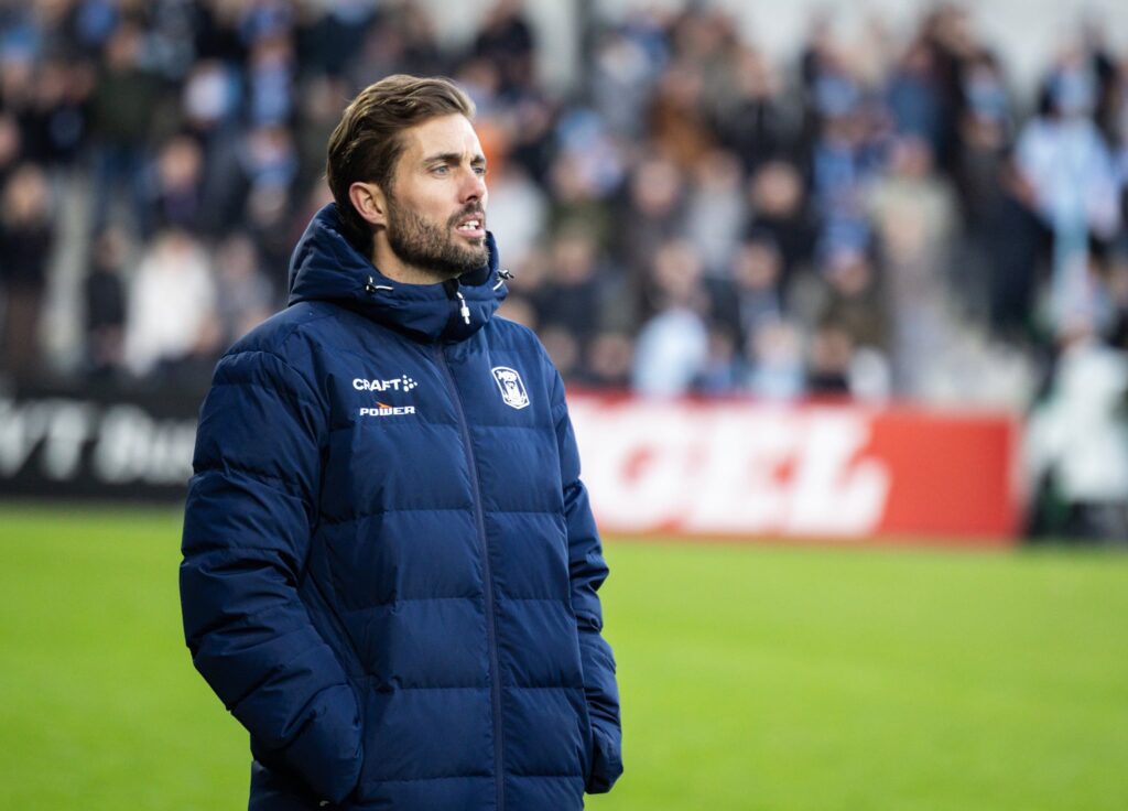 Jakob Poulsen på sidelinjen på Sydbank Park.