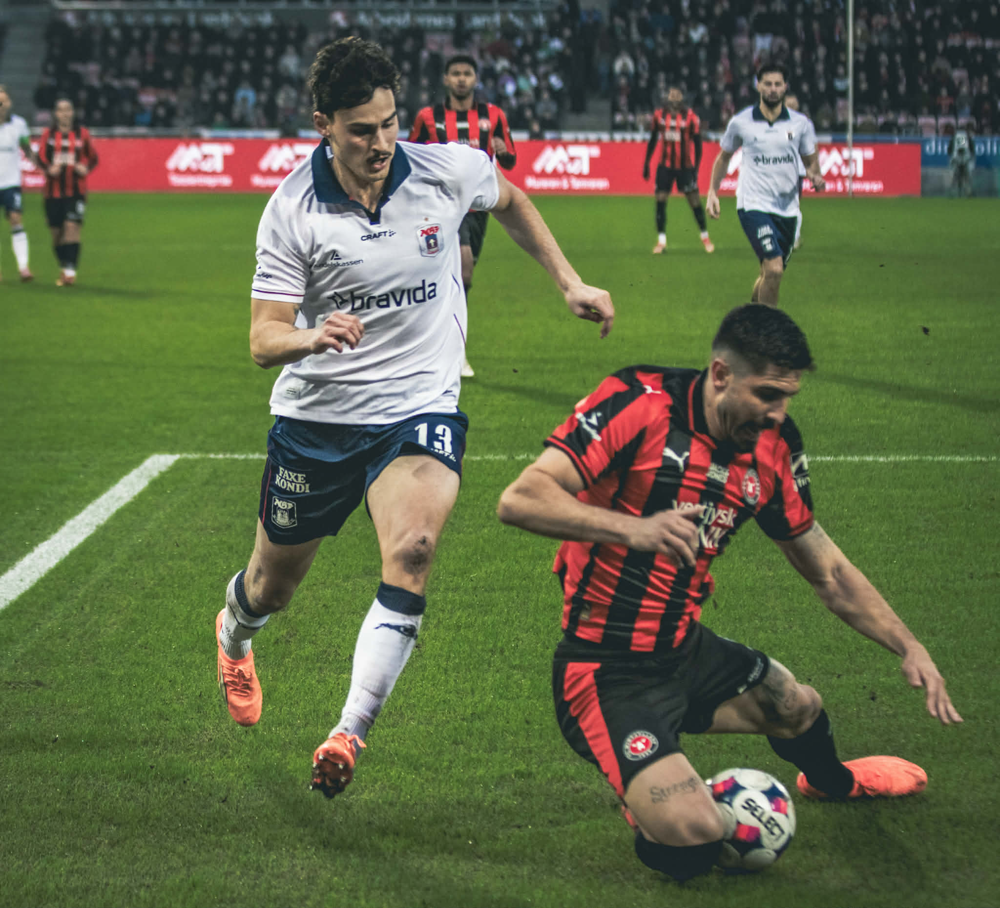 Janni Serra i duel med FCM-spiller.