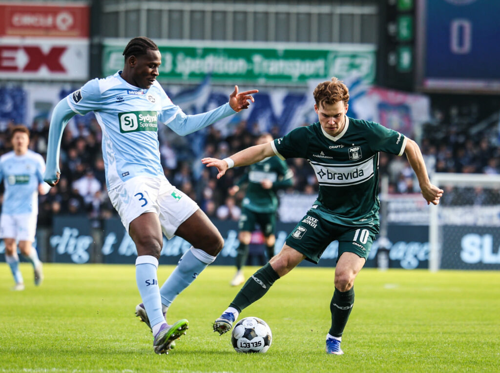 Kristian Arnstad dribler mod Sønderjyske.