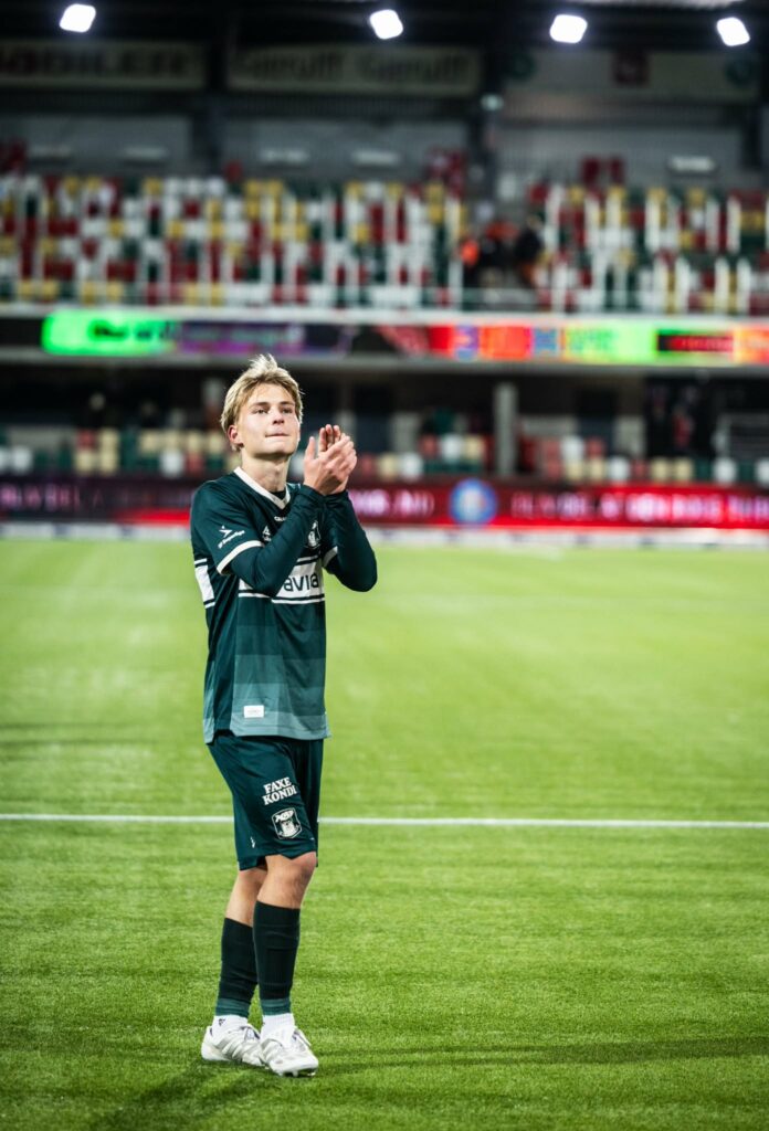 Oskar Haugstrup klapper til tilskuerne.
