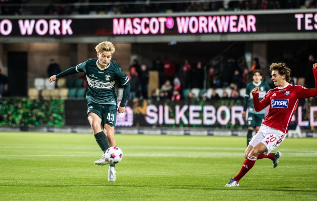 Oskar Haugstrup med bolden mod Silkeborg IF.