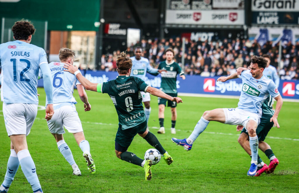 Patrick Mortensen blokerer afslutning mod Sønderjyske.