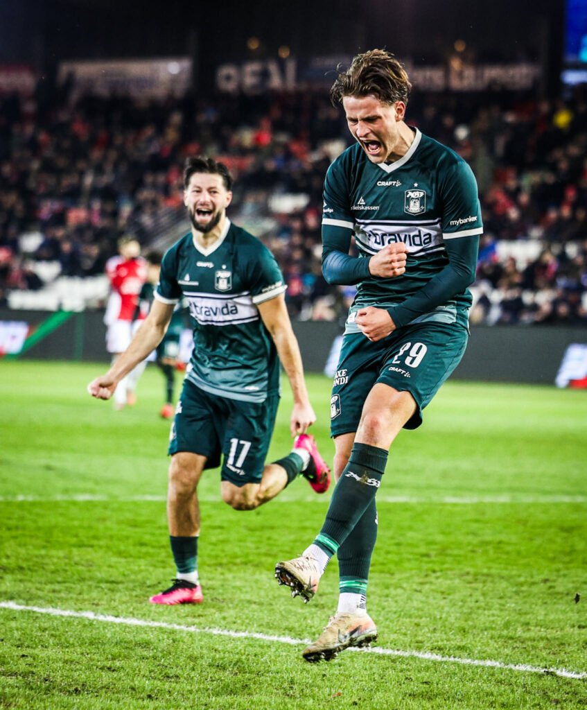 Rasmus Carstensen jubler efter scoring på Vejle Stadion.