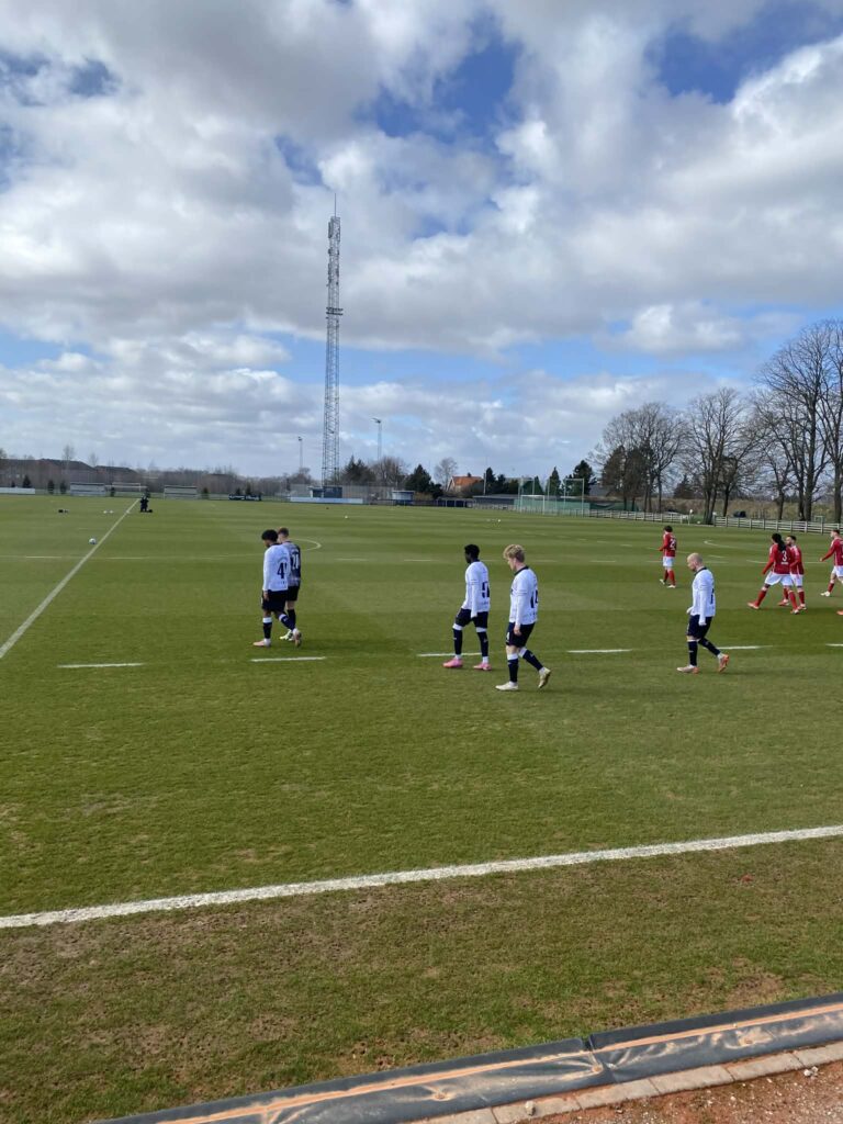 AGF-spillerne på vej på banen til testkamp mod SIF.