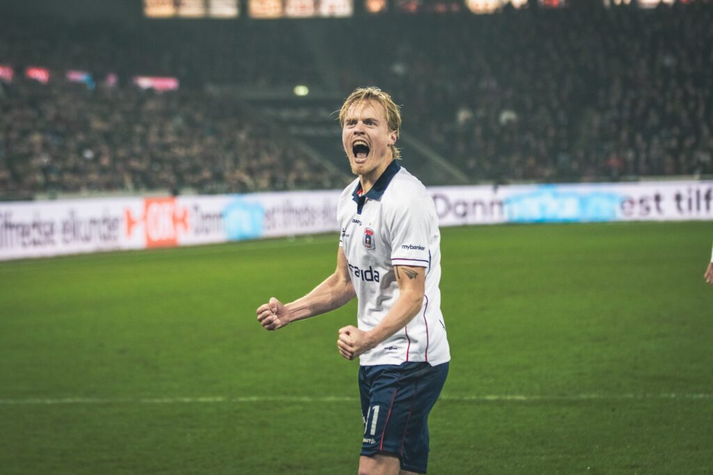 Tobias Bech jubler efter mål på MCH Arena.