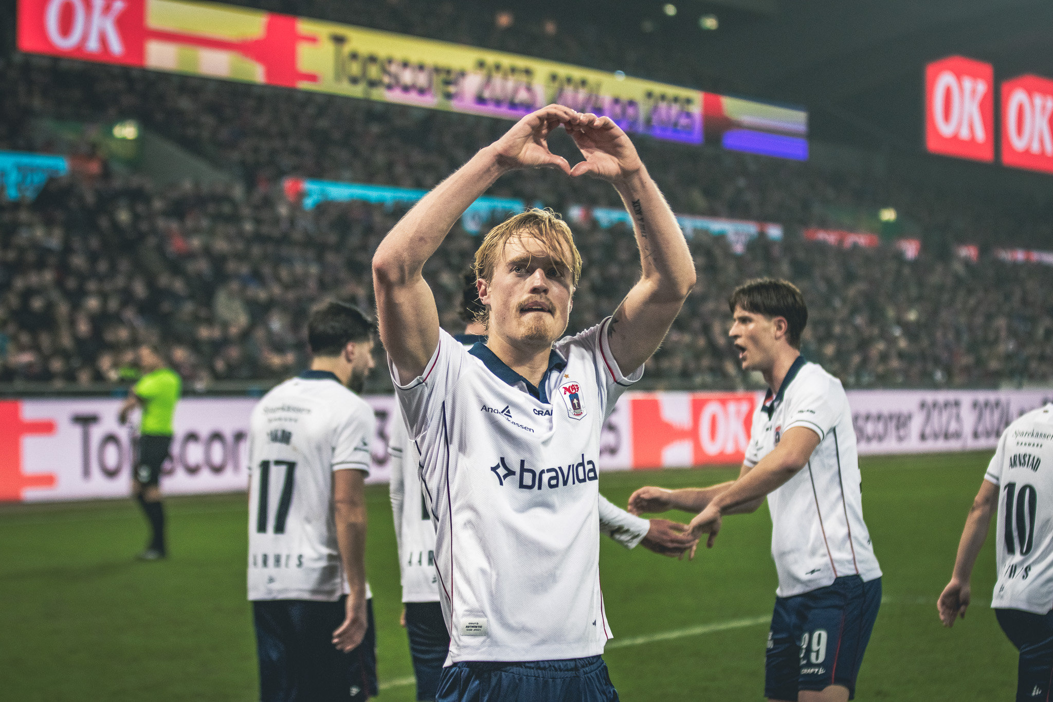 Tobias Bech sender hjerter til fansene.