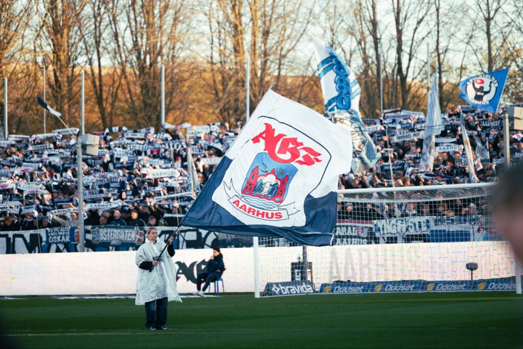 AGF-fans med flag og halstørklæder i Vejlby.
