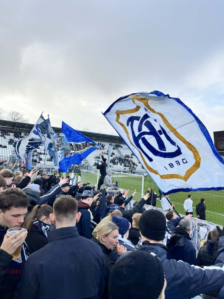 AGF-fans med flag på ceres Park Vejlby mod FCN.