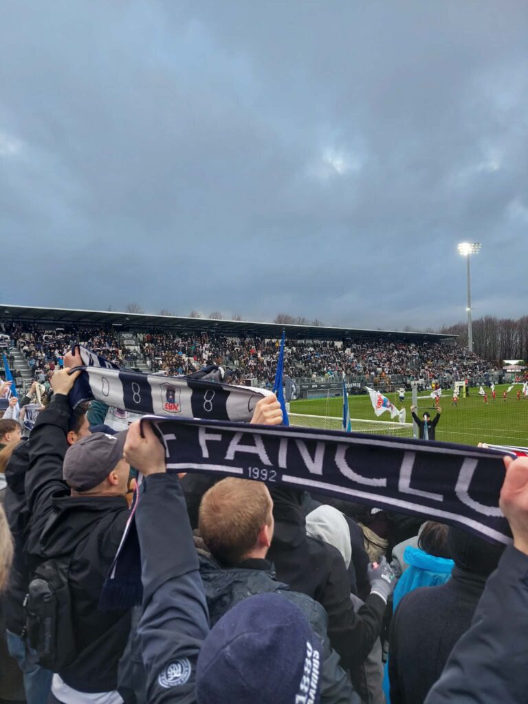AGF-fans med halstørklæder mod FCN.