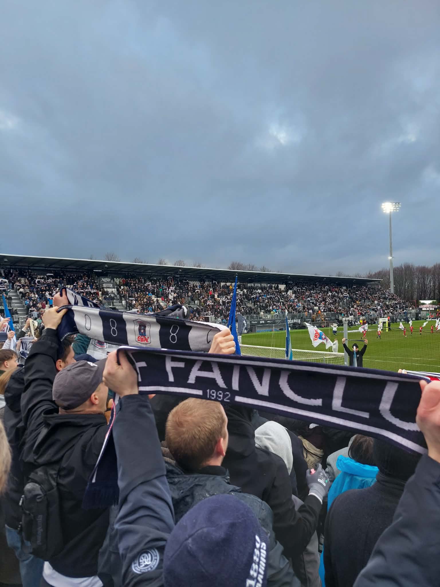 AGF-fans med halstørklæder mod FCN.