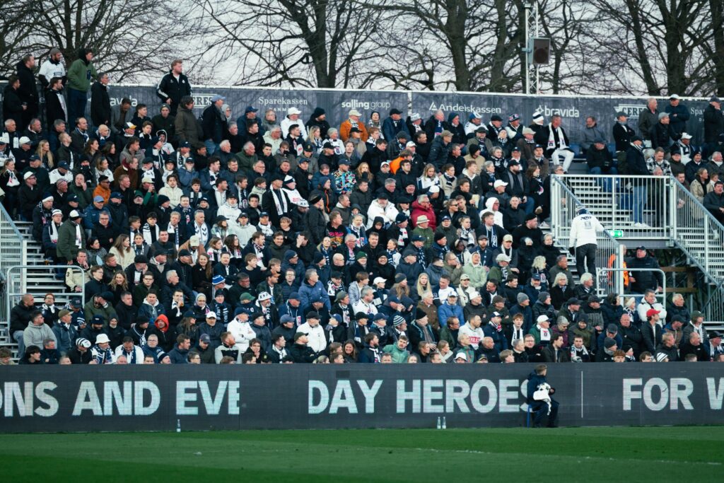 AGF-fans på C-tribunen i Vejlby.
