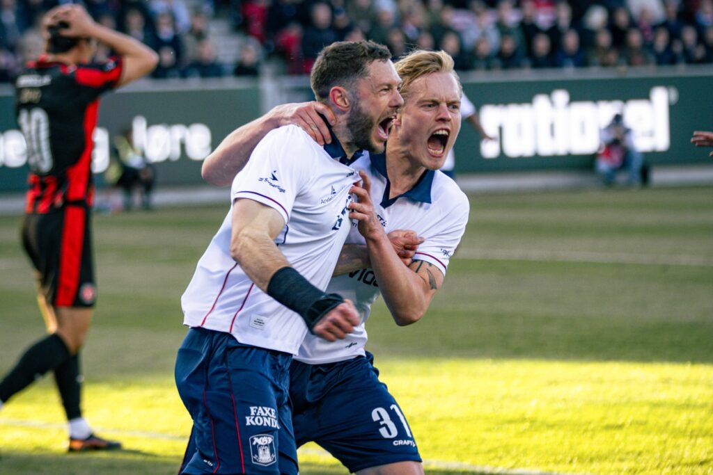 Tobias Bech og Henrik Dalsgaard fejrer mål på MCH Arena.