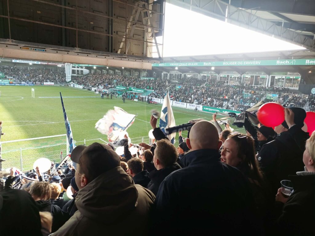 AGF-fans på lægterne i Viborg.