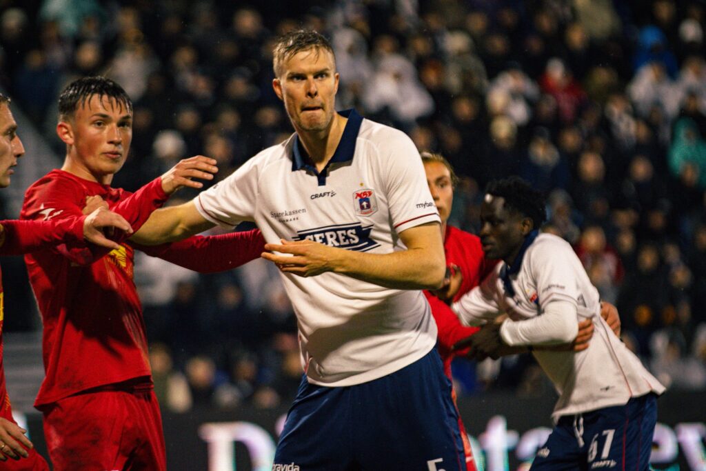 Frederik Tingager i duel med FCN-spiller.