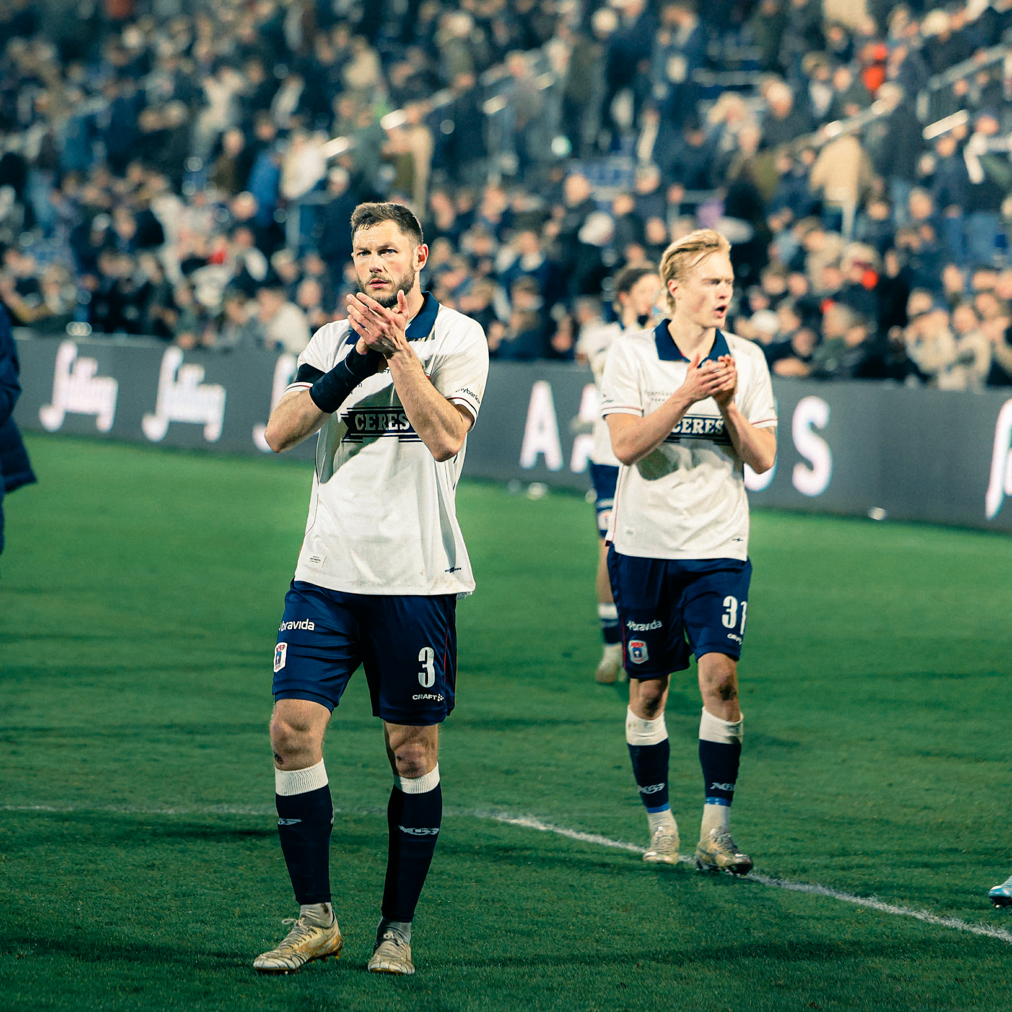 Henrik Dalsgaard og Tobias Bech klapper til fansene efter 0-0 mod FCM.