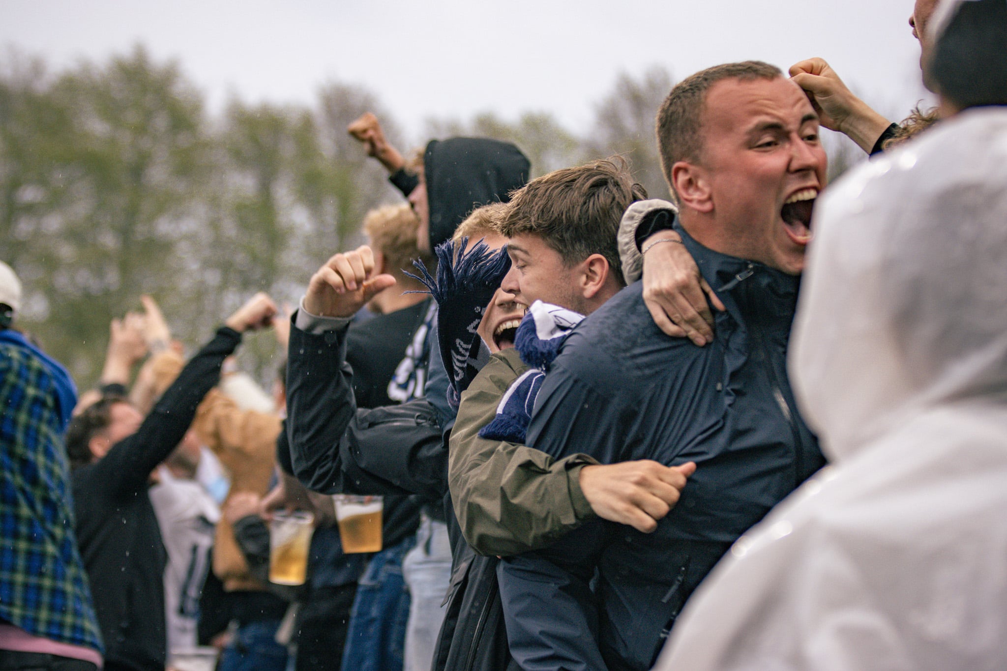 AGF-fans jubler efter scoring i Vejlby.